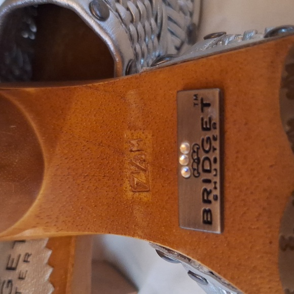 Bridget shuster wooden clog size 7 1/2 silver comes with dust bag - Picture 3 of 3